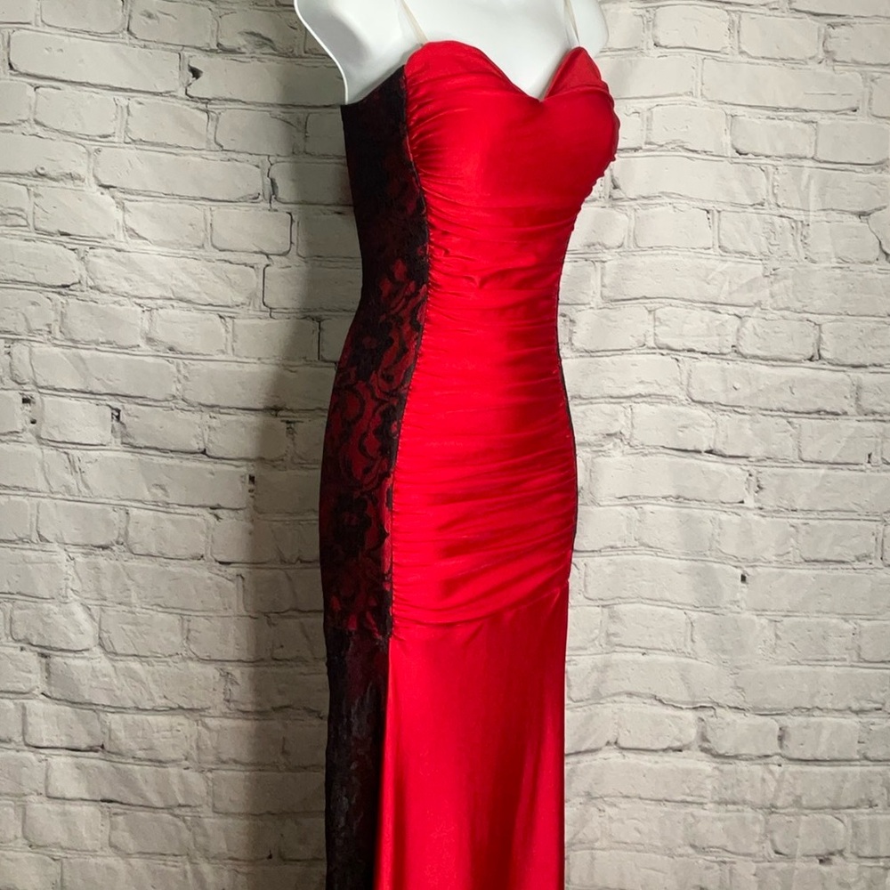 Elegant Strapless Red /Black Lace Evening Gown By ATRIA Sz Small